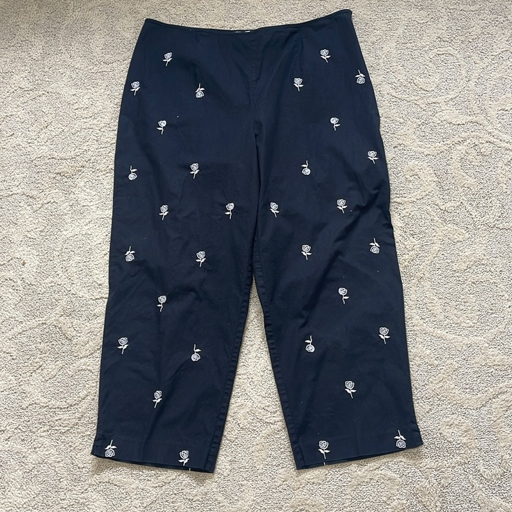 VINTAGE 90’s RICHARD MALCOM BLACK WHITE ROSE EMBROIDERED FLAT FRONT CAPRI PANTS